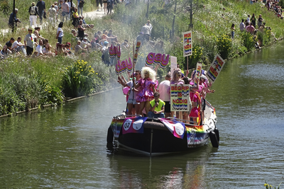 904260 Afbeelding van een boot met deelnemers aan de botenparade van de Utrecht Pride 2023 in de Stadsbuitengracht te ...